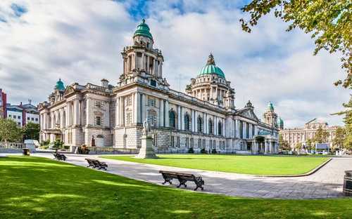 Autobus panoramico nel quartiere Titanic di Belfast