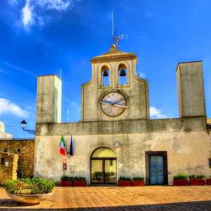 Sali sul bus scoperto a Napoli, Italia – Scopri monumenti, attrazioni e luoghi nascosti con il tour hop-on hop-off nel 2026